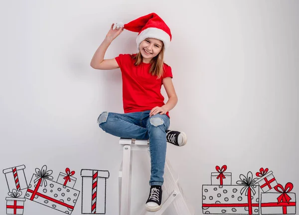 Усміхнена дівчинка поруч з різдвяними подарунками — стокове фото