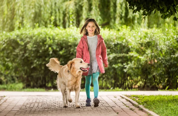 Köpekli küçük kız sokak arasında dolaşıyor. — Stok fotoğraf