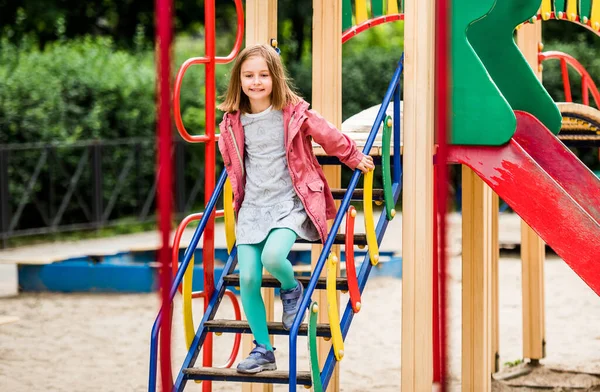 Ragazzina in arrivo scaletta sul parco giochi — Foto Stock