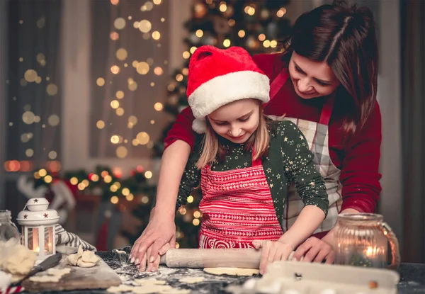 Bambina in cappello Babbo Natale taglio biscotti — Foto Stock