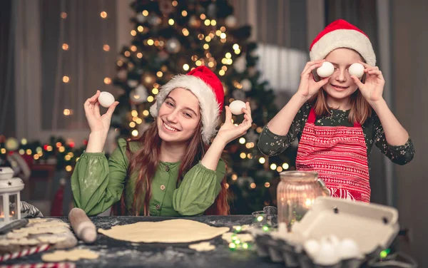 계란들고 있는 산타 모자쓴 행복 한 여자 친구들 — 스톡 사진