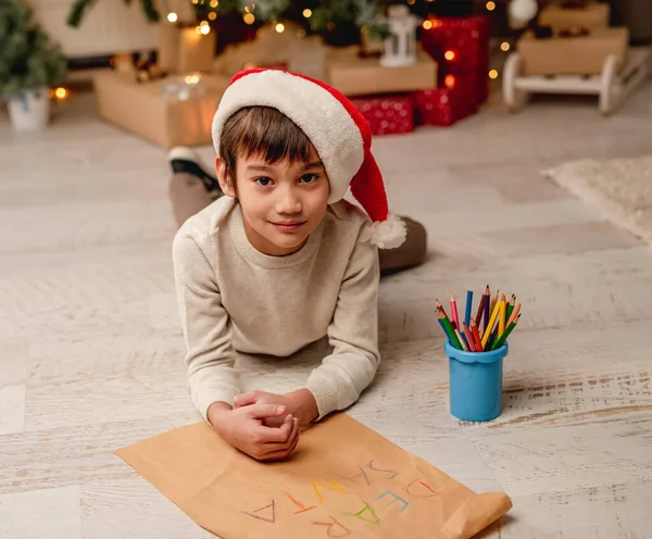 Liten pojke med brev till tomten — Stockfoto