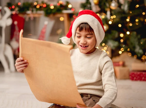 Kleine jongen met brief aan de kerstman — Stockfoto
