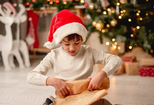 Pequeño niño rodando carta a santa — Foto de Stock