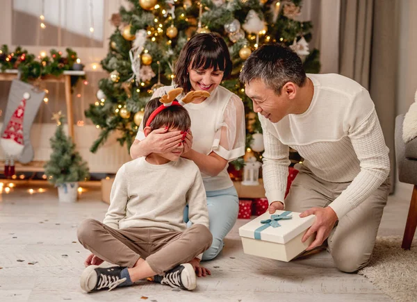 Föräldrar som ger sonen ett nytt år — Stockfoto