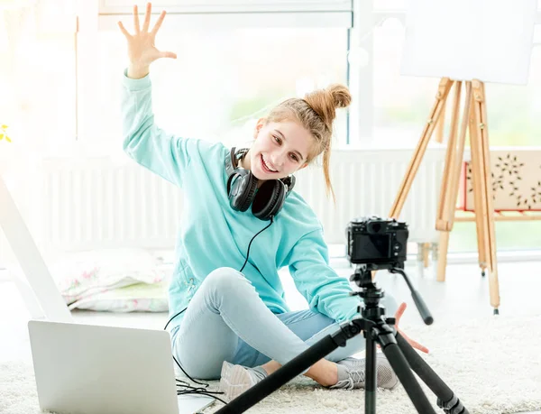 Felice ragazza adolescente tiro vlog — Foto Stock