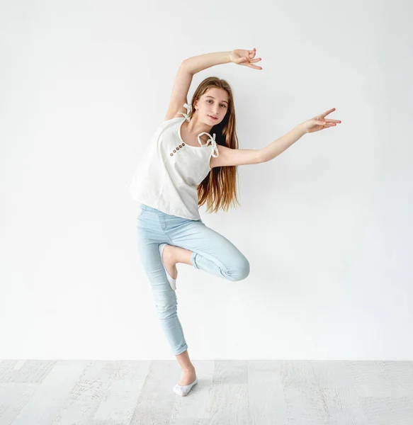 Söt ung flicka dansar samtida — Stockfoto