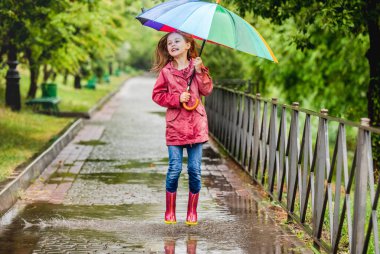 Su birikintisine atlayan küçük kız