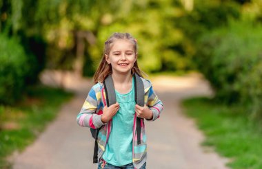 Okuldan sonra yürüyen liseli kız.