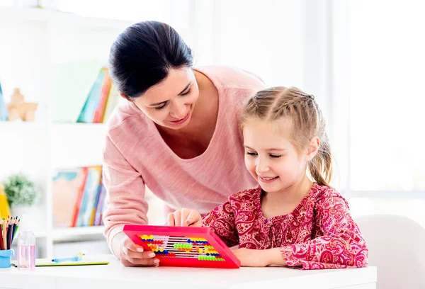 Professora sorridente e menina durante a aula — Fotografia de Stock