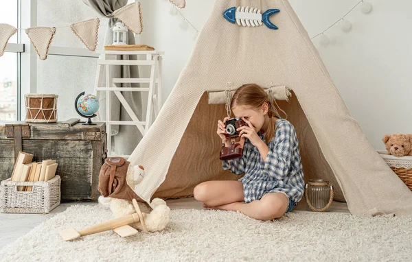 Leuk klein meisje fotograferen pluche teddy — Stockfoto