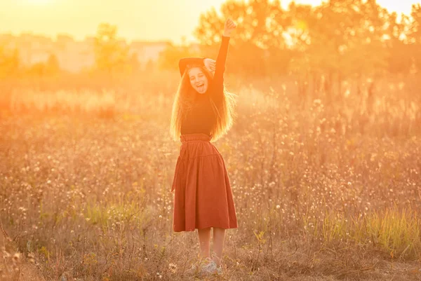 Happy young girl standing on autumn nature — Stock Photo, Image