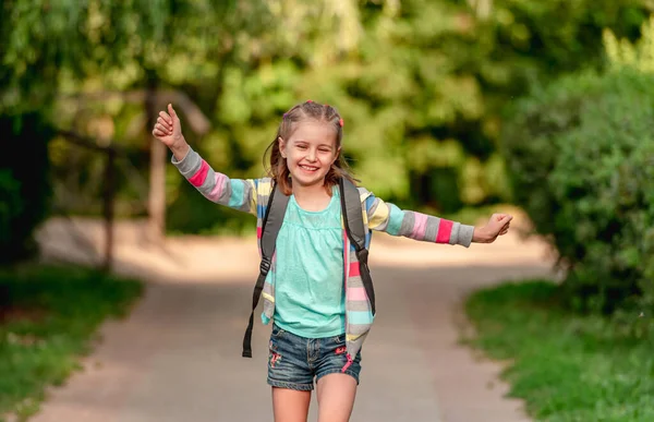 Ragazzina che torna a casa dopo la scuola — Foto Stock