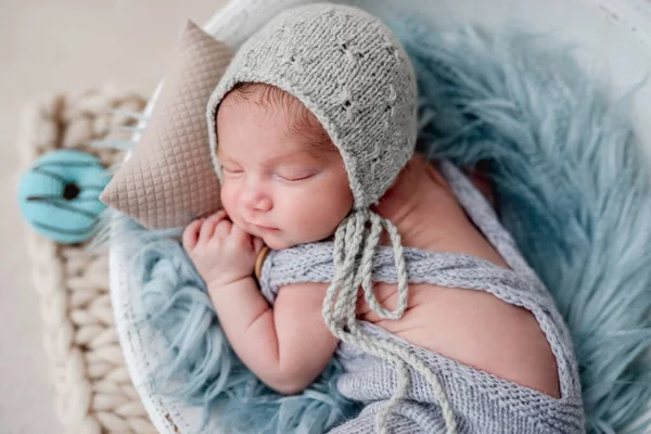 Cute newborn sleeping in round cradle — Stock Photo, Image