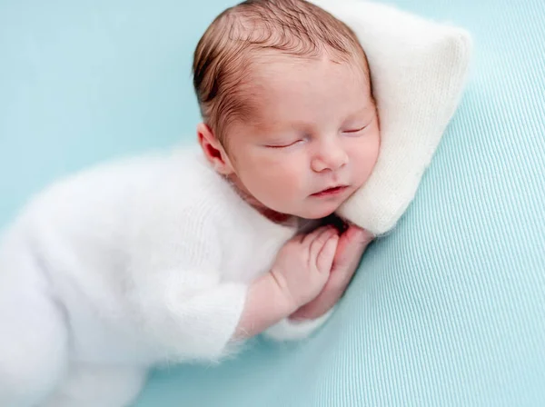 Härligt nyfödd vilar på en liten kudde — Stockfoto