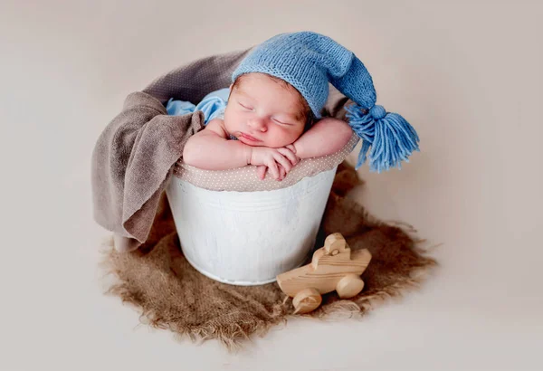 Divertido recién nacido con sombrero de punto azul —  Fotos de Stock