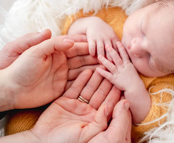 Neugeborenes mit offenen Handflächen der Eltern — Stockfoto