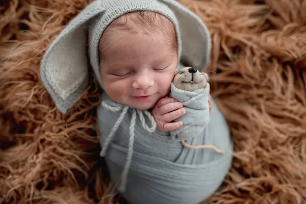 Портрет улыбающегося новорожденного во сне — стоковое фото