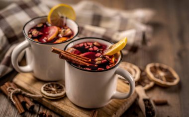 Bardaklar kırmızı şarapla dolu.