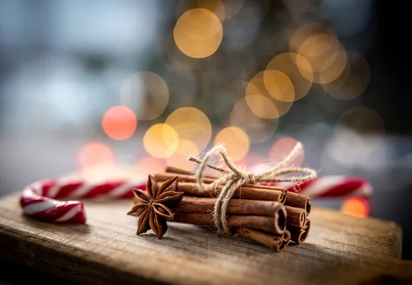 Dulces de caña de Navidad junto a canela y anís —  Fotos de Stock
