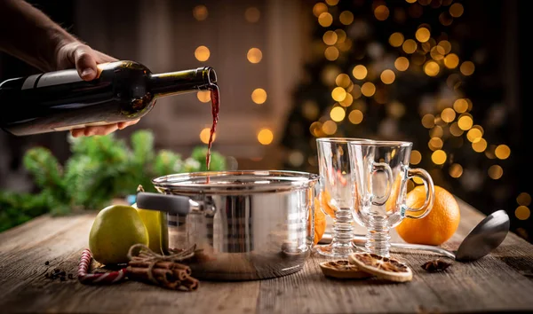 Verter el vino de la botella en la olla — Foto de Stock