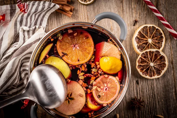 Panela com vinho e frutas picantes — Fotografia de Stock