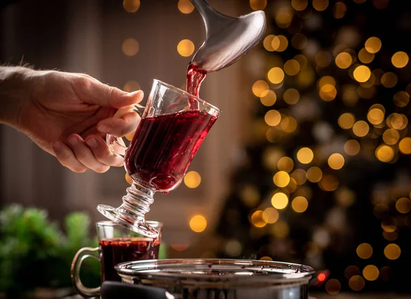 Roter Glühwein ins Glas gießen — Stockfoto