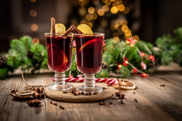 Copas de vidrio con vino tinto caliente —  Fotos de Stock