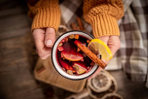 Ovanifrån av mugg med glögg — Stockfoto