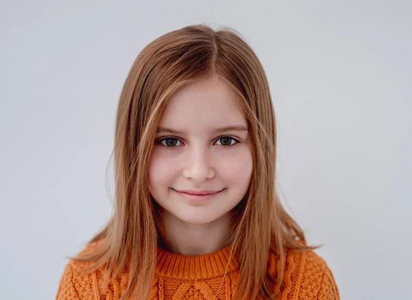 Retrato de niña sonriendo a la cámara — Foto de Stock
