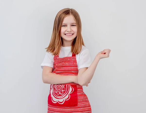 Niña en delantal con las manos cruzadas — Foto de Stock