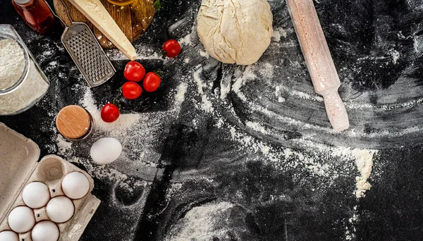 Mangır ve pizza malzemelerinin üst görüntüsü