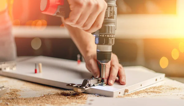 Homme travaillant pendant le processus de fabrication de meubles — Photo