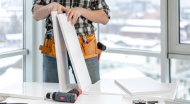 Mobilya imalatı sırasında çalışan adam