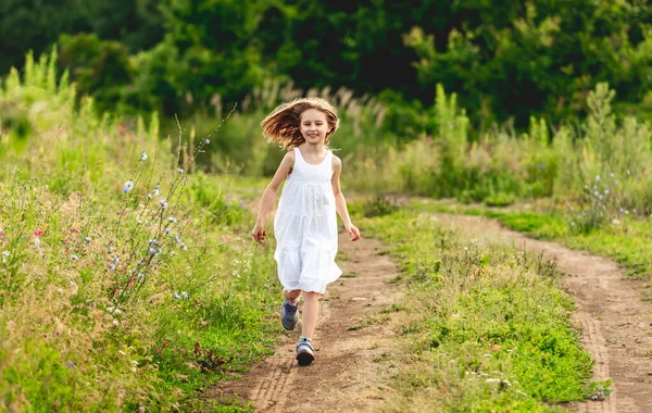 快乐的小女孩沿着小路跑着 — 图库照片