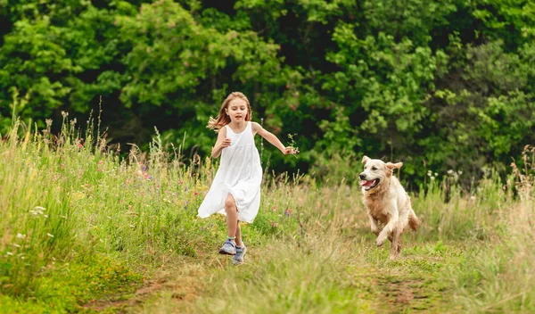 Menina garoto com cão correndo na natureza — Fotografia de Stock