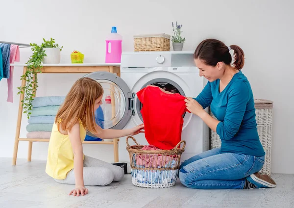 Mutter mit Tochter in der Nähe der Waschmaschine — Stockfoto