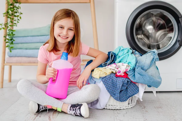 Kleines Mädchen mit flüssigem Gel für die Wäsche — Stockfoto