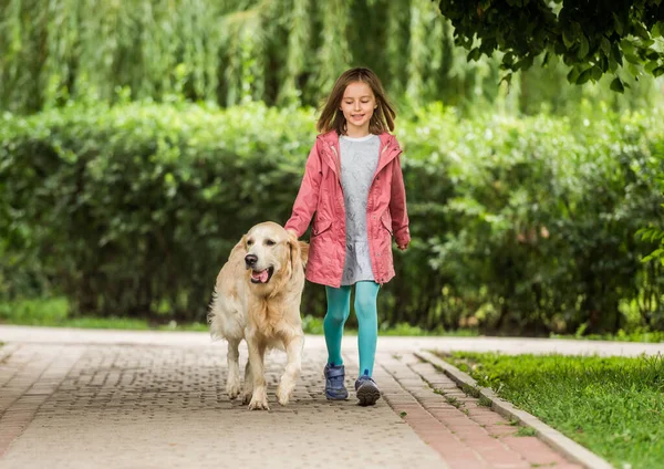 Menina com cão indo ao longo beco — Fotografia de Stock