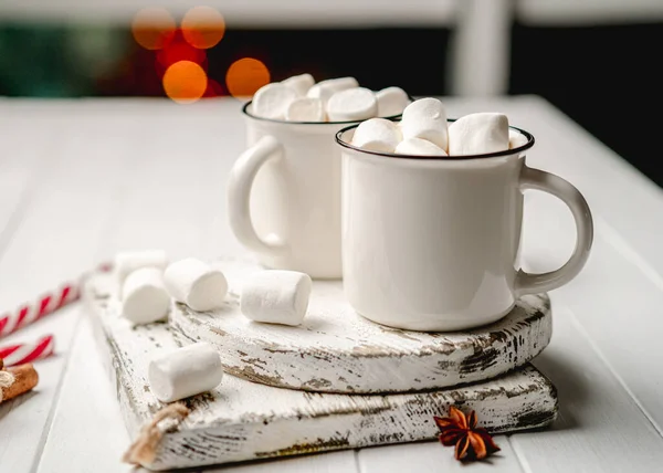 Marshmallow 'un yanında duran kakaolu kupalar — Stok fotoğraf
