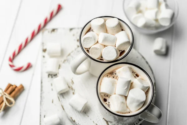 Marshmallow in cups with delicious cocoa — Stock Photo, Image
