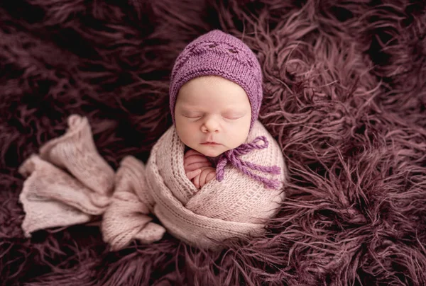用针织毛毯包裹的新生儿 — 图库照片