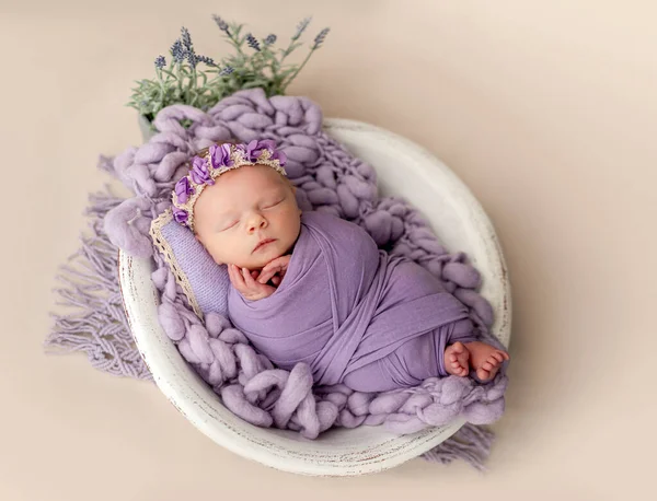 Noworodek śpiący owinięty w fioletowy koc — Zdjęcie stockowe