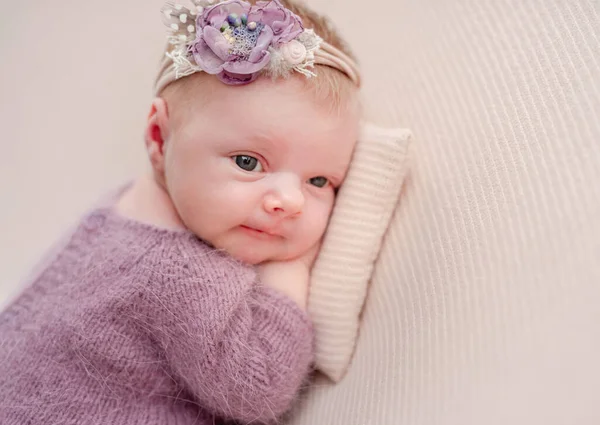 Despierta niña recién nacida con diadema de flores —  Fotos de Stock