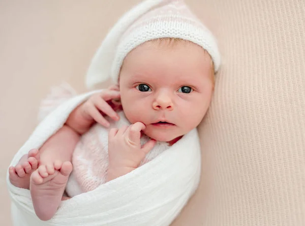 Recién nacido sin dormir en traje blanco y sombrero —  Fotos de Stock