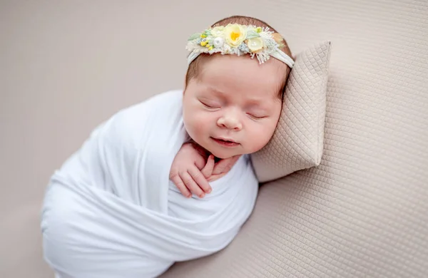 Uśmiechnięty noworodek w kwiatowej obręczy — Zdjęcie stockowe