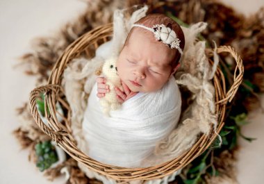 Sepette uyuyan sevimli yeni doğmuş bebek.