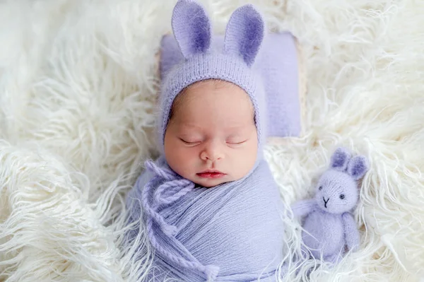 Chapeau nouveau-né mignon avec oreilles de lièvre — Photo