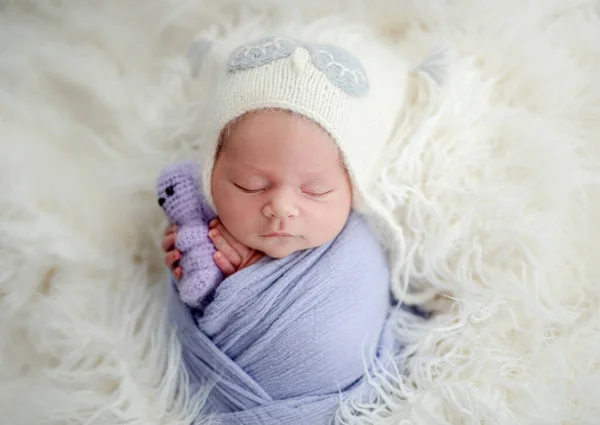 Pasgeborene met speelgoed in kleine handen — Stockfoto