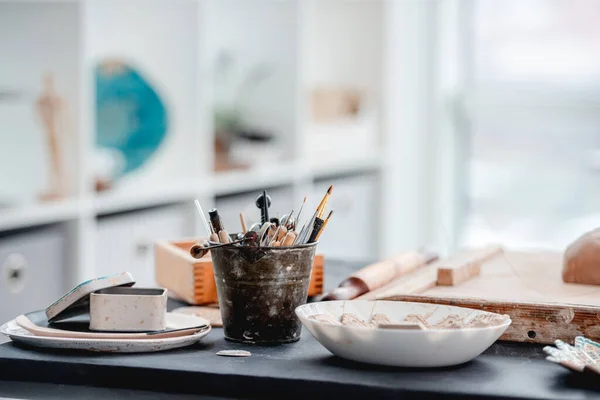 Aardewerk gereedschap op tafel in de werkplaats — Stockfoto